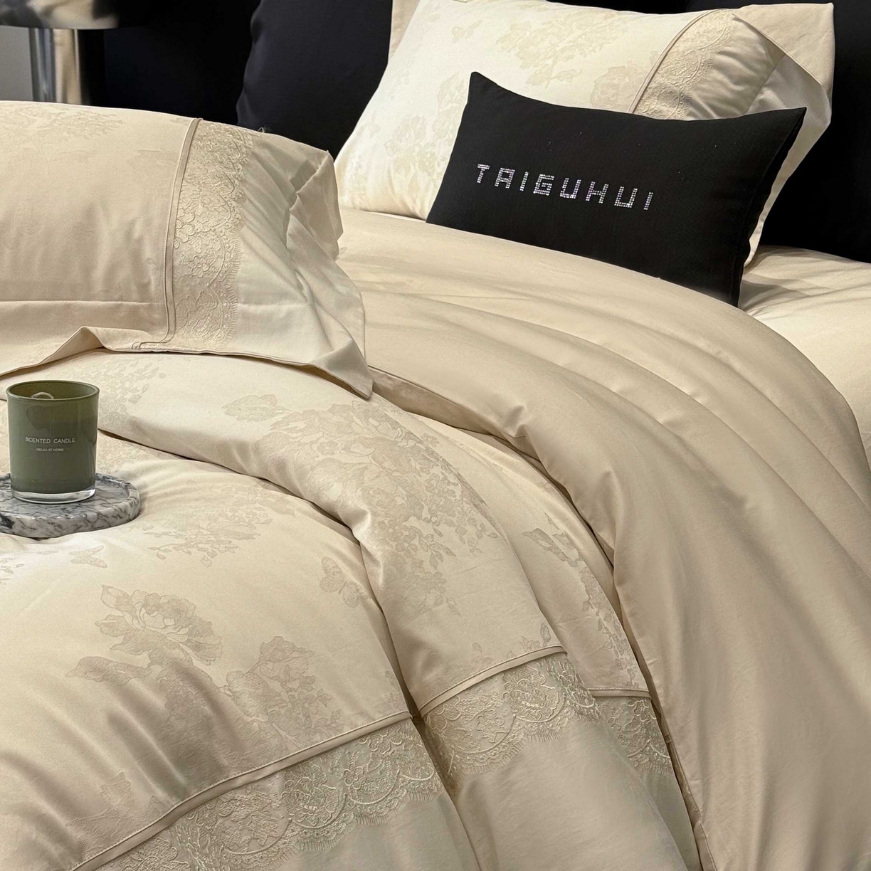 91家纺网 家纺一手货源 找家纺 太古汇家居 2025新款全棉提花绣花“伊莎贝拉”系列四件套 伊莎贝拉-米金色