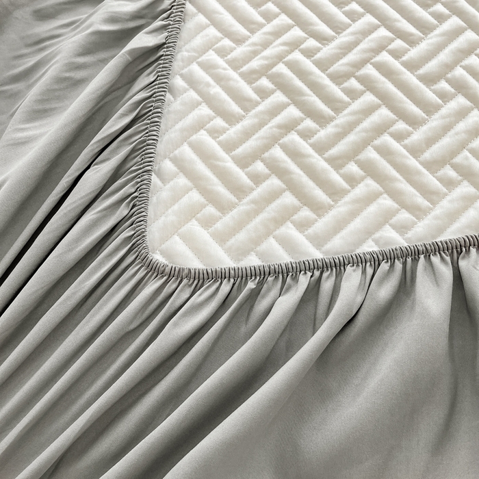 91家纺网 家纺一手货源 找家纺 欧邦 2025新款四季款纯色水洗棉夹棉床笠床垫保护罩-场景二 条格-浅灰