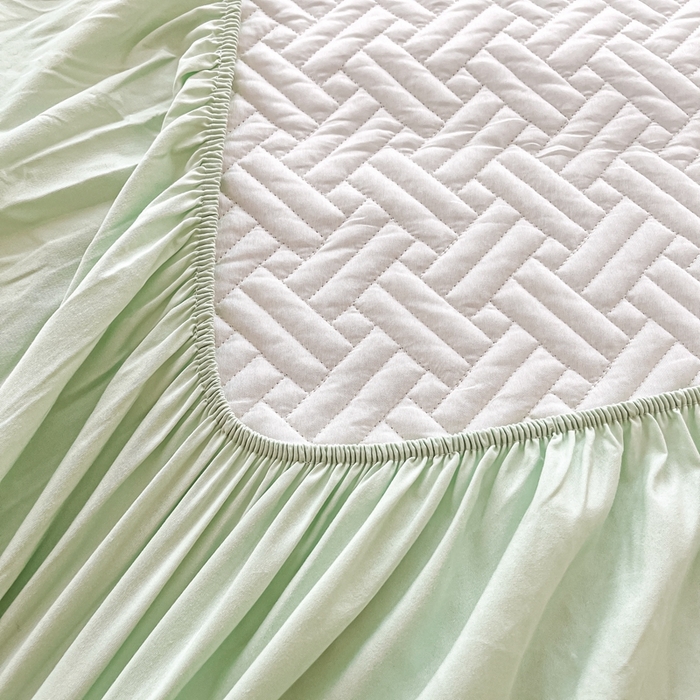 91家纺网 家纺一手货源 找家纺 （总）欧邦 2025新款四季款纯色水洗棉夹棉床笠床垫保护罩-场景二