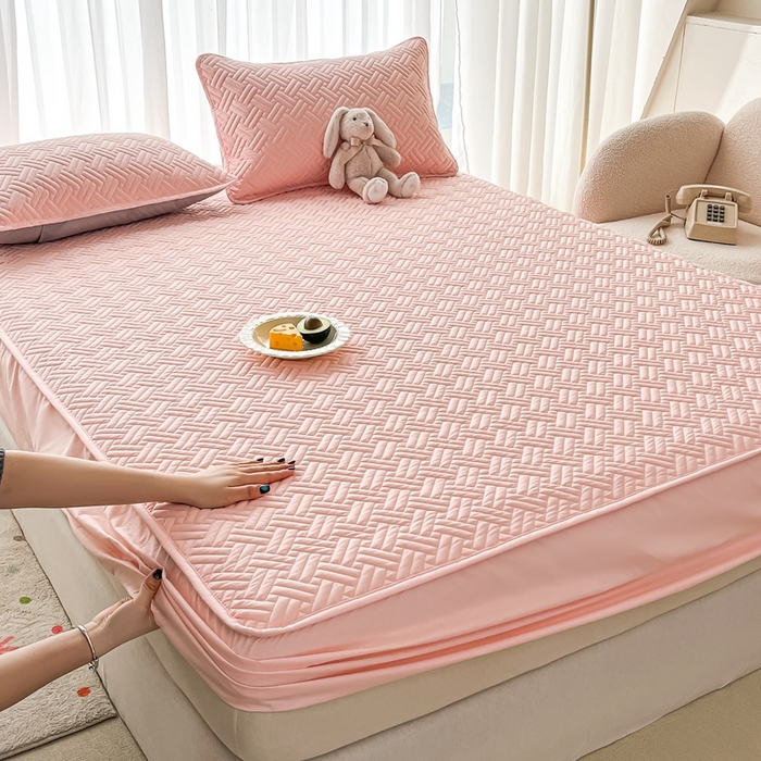 91家纺网 家纺一手货源 找家纺 欧邦 2025新款四季款纯色水洗棉夹棉床笠床垫保护罩-场景二 条格-粉玉