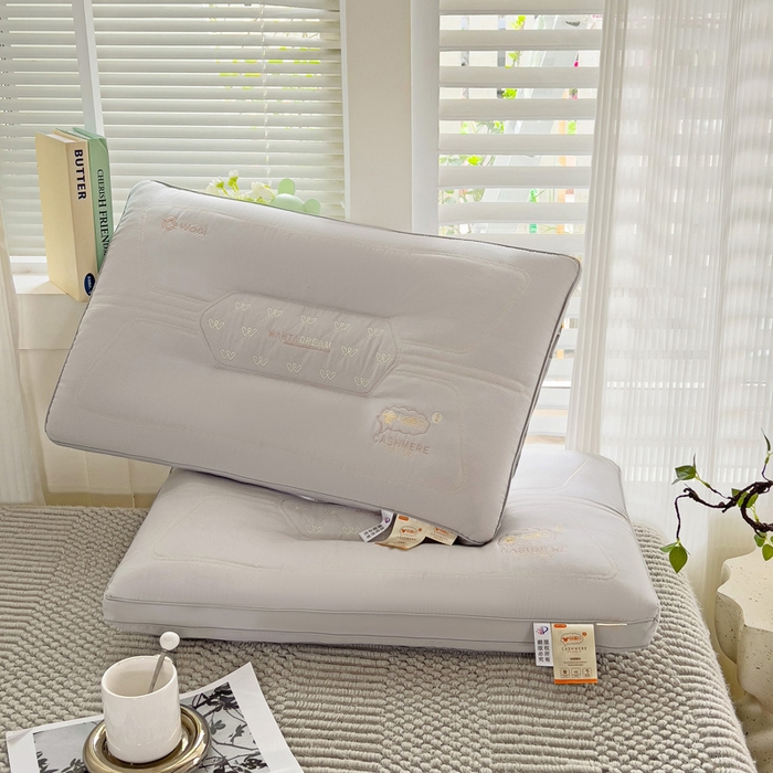 91家纺网 家纺一手货源 找家纺 （总）幸运草 2025新款刺绣羊绒蛋白枕头 成人家用性价比高的枕芯