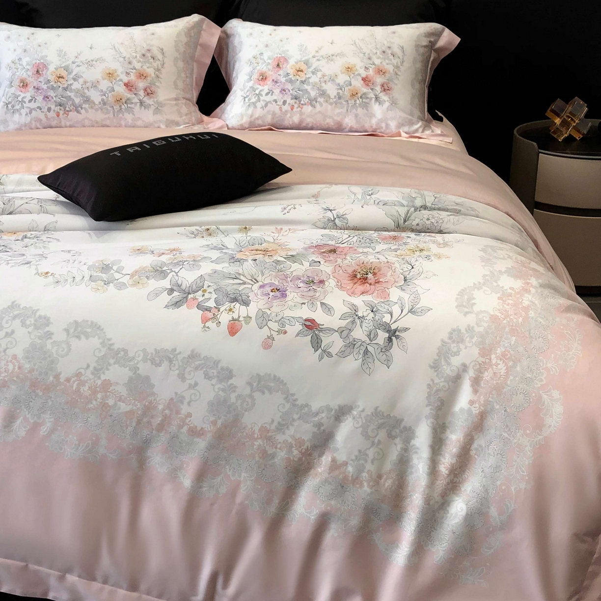 91家纺网 家纺一手货源 找家纺 2025新款高支高密长绒棉大版数码印花双拼系列四件套【券后不低于388】 一路繁花-粉色