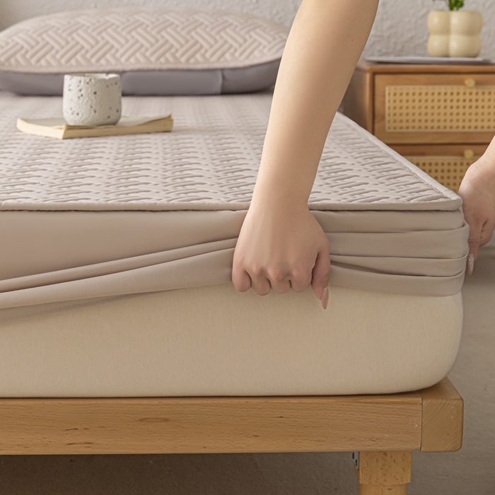 91家纺网 家纺一手货源 找家纺 欧邦 2025新款四季款纯色水洗棉夹棉床笠床垫保护罩-场景一 条格-卡其