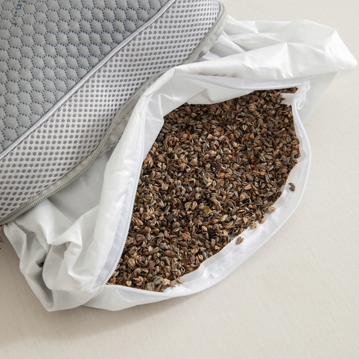 91家纺网 家纺一手货源 找家纺 织布人 2025新款荞麦枕夏季凉感豆豆枕茶叶枕夏凉荞麦枕学生成人家用硬枕 夏凉豆豆颈椎反弓款-反弓蝴蝶灰茶香枕