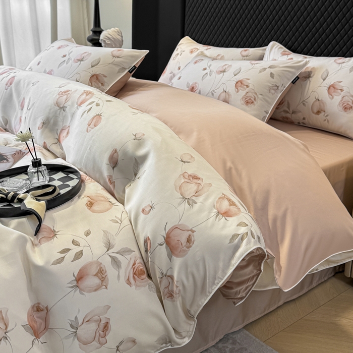 91家纺网 家纺一手货源 找家纺 芊寻家居 2025春夏新款50支莱赛尔天丝贡缎数码印花麻绳款四件套高端礼盒 花意盈香粉