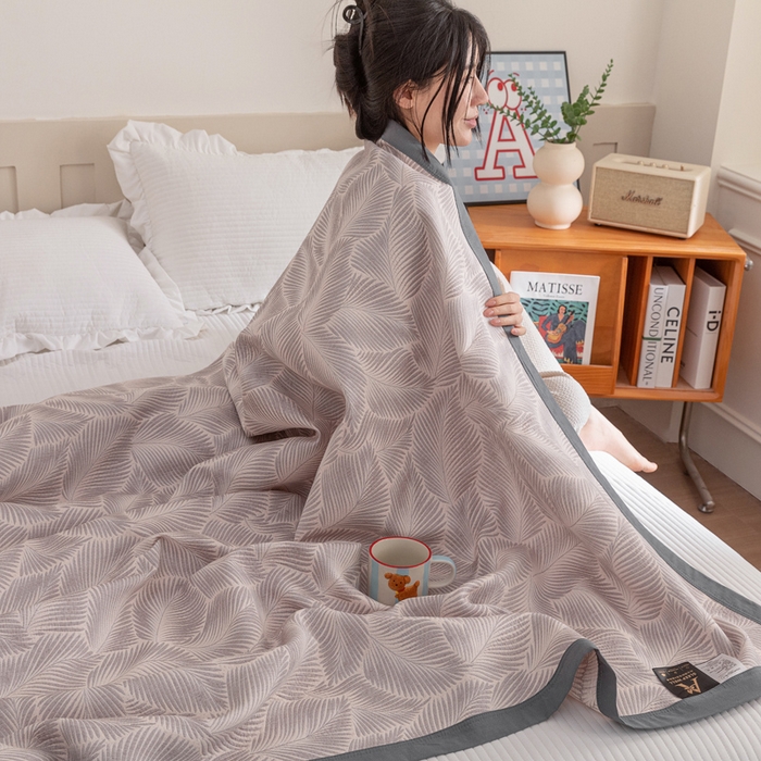 91家纺网 家纺一手货源 找家纺 2025新款A类纯棉针织三层纱提花多功能毯 灰色-暗香