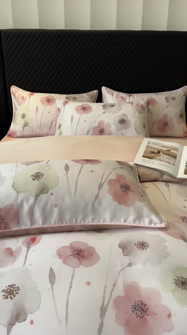 91家纺网 家纺一手货源 找家纺 芊寻家居 2025春夏新款50支莱赛尔天丝贡缎数码印花麻绳款四件套高端礼盒 花仙子粉