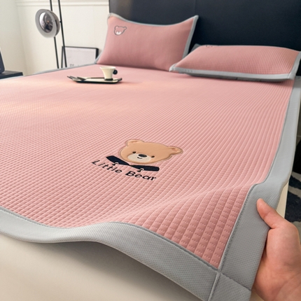 91家纺网 家纺一手货源 找家纺 （总）2025新款【瑞宝熊】PE真豆豆床席款凉席 场景三