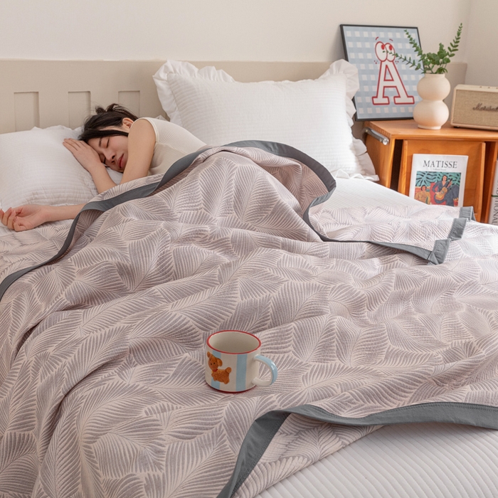 91家纺网 家纺一手货源 找家纺 2025新款A类纯棉针织三层纱提花多功能毯 灰色-暗香