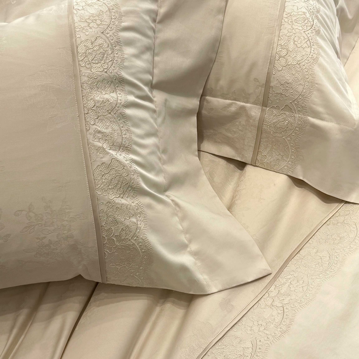 91家纺网 家纺一手货源 找家纺 太古汇家居 2025新款全棉提花绣花“伊莎贝拉”系列四件套 伊莎贝拉-米金色