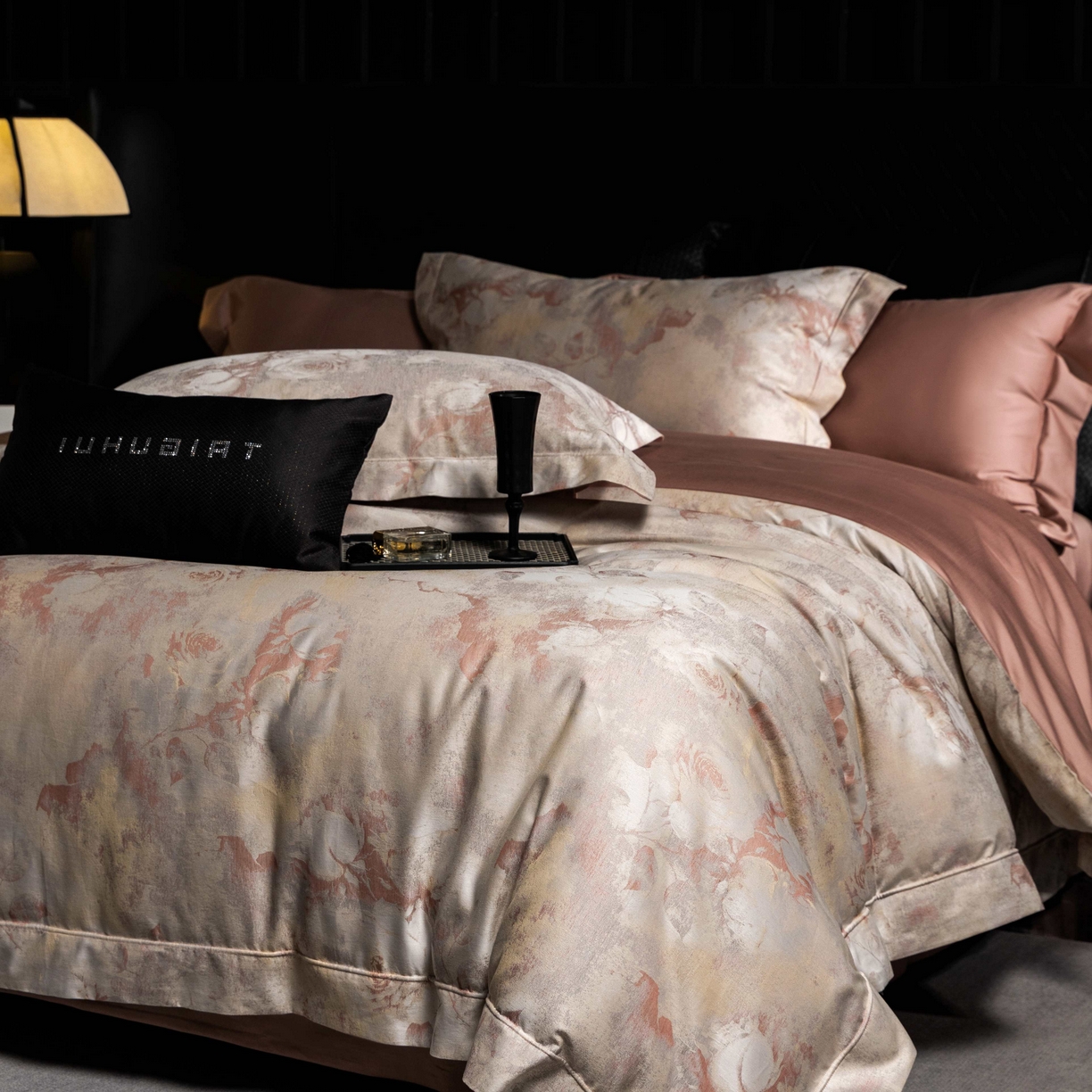 91家纺网 家纺一手货源 找家纺 2025新款全棉色织大提花系列双拼系列四件套 西西里