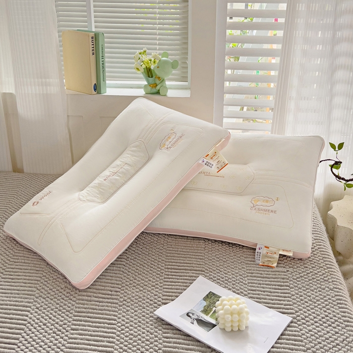 91家纺网 家纺一手货源 找家纺 （总）幸运草 2025新款刺绣羊绒蛋白枕头 成人家用性价比高的枕芯