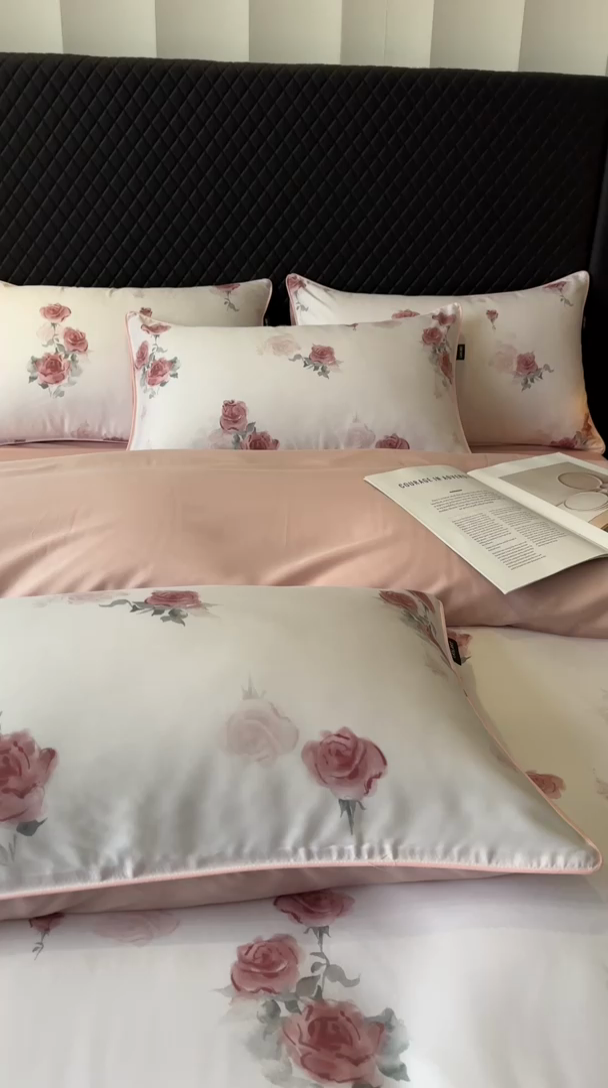 91家纺网 家纺一手货源 找家纺 芊寻家居 2025春夏新款50支莱赛尔天丝贡缎数码印花麻绳款四件套高端礼盒 玫瑰雅韵