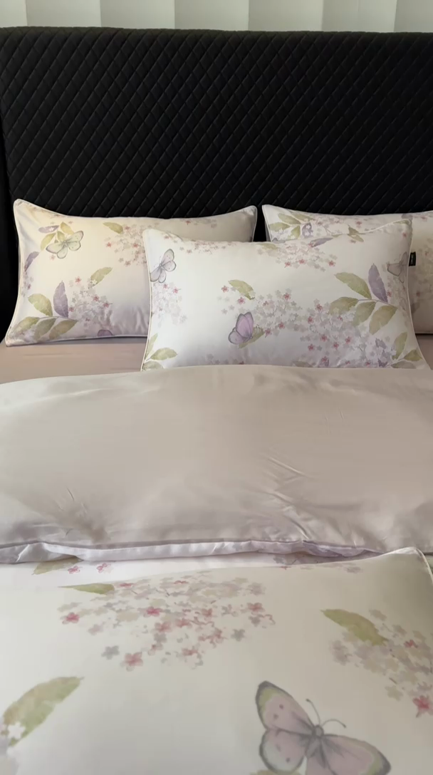 91家纺网 家纺一手货源 找家纺 芊寻家居 2025春夏新款50支莱赛尔天丝贡缎数码印花麻绳款四件套高端礼盒 蝶恋花紫