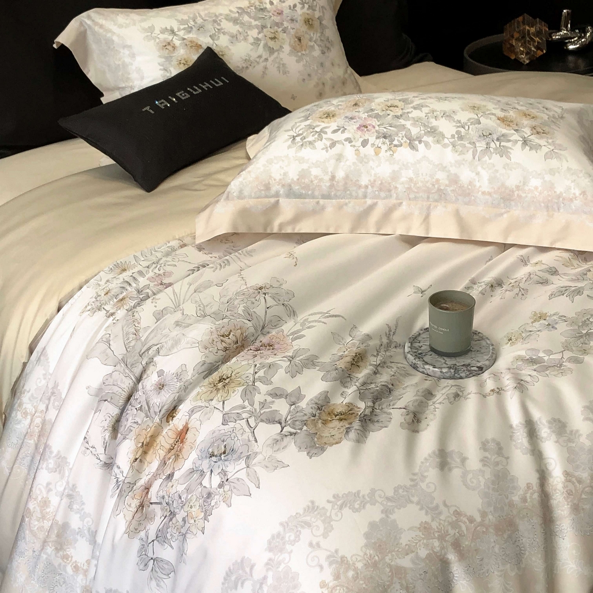 91家纺网 家纺一手货源 找家纺 2025新款高支高密长绒棉大版数码印花双拼系列四件套【券后不低于388】 一路繁花-米黄