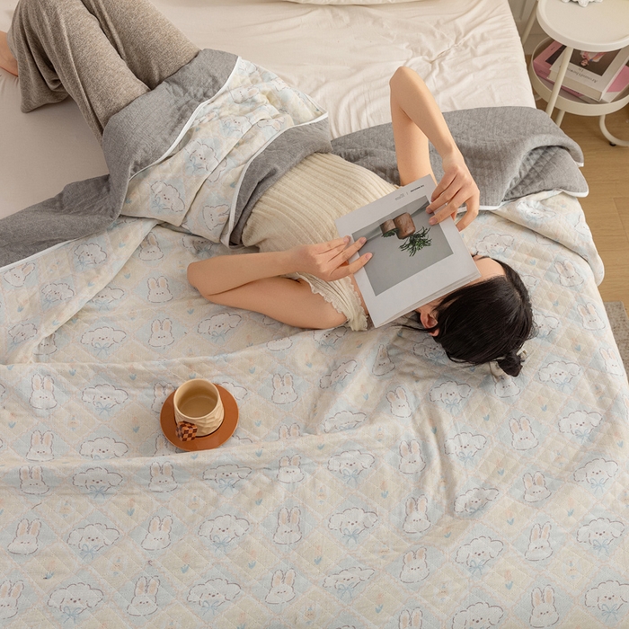 91家纺网 家纺一手货源 找家纺 乐家毛巾被（工厂自产自销） 2025新款A类全棉六层纱印花毛巾被 兔子小狗