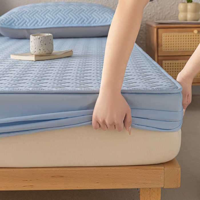 91家纺网 家纺一手货源 找家纺 欧邦 2025新款四季款纯色水洗棉夹棉床笠床垫保护罩-场景一 条格-天蓝