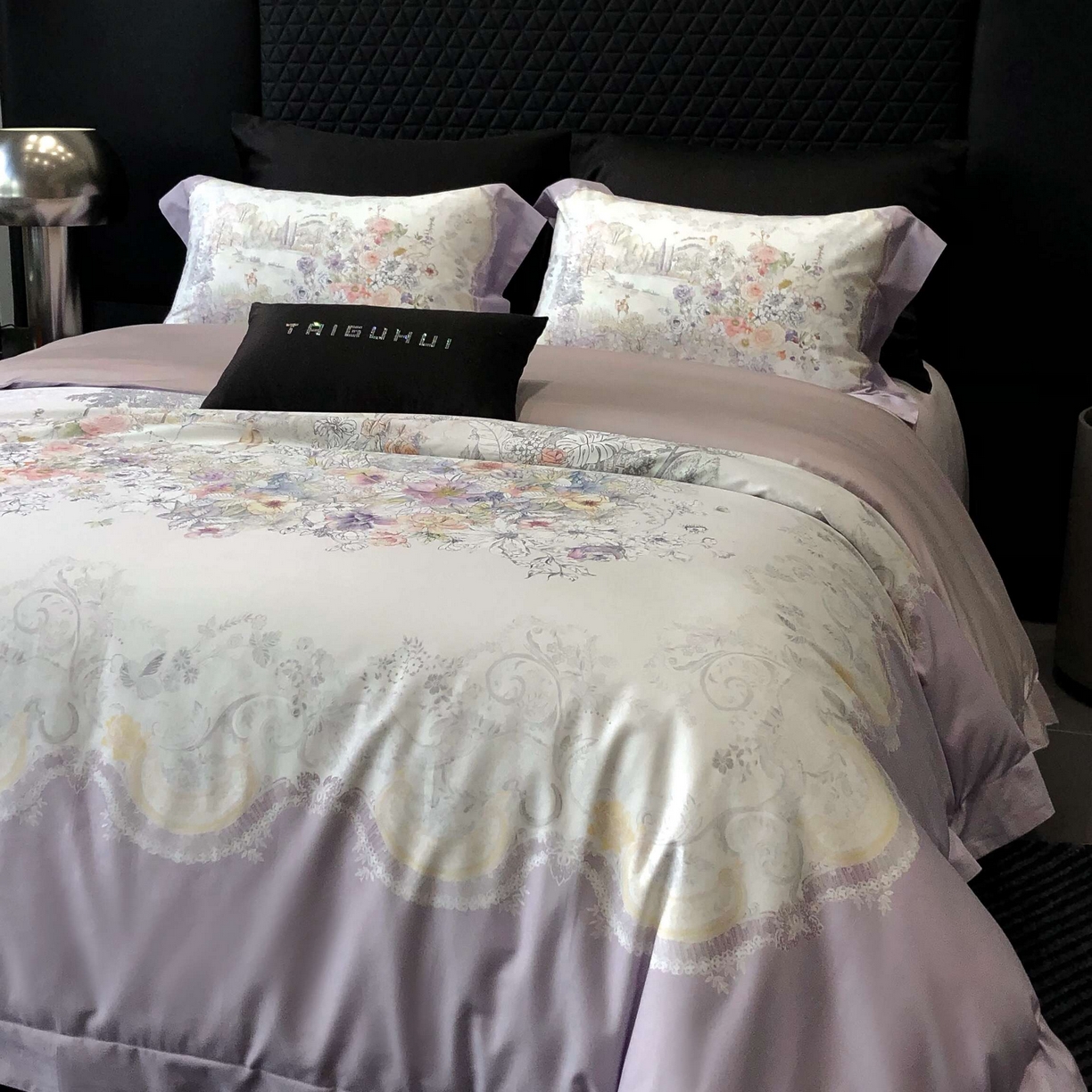 91家纺网 家纺一手货源 找家纺 2025新款高支高密长绒棉大版数码印花双拼系列四件套【券后不低于388】 露西娅-烟紫