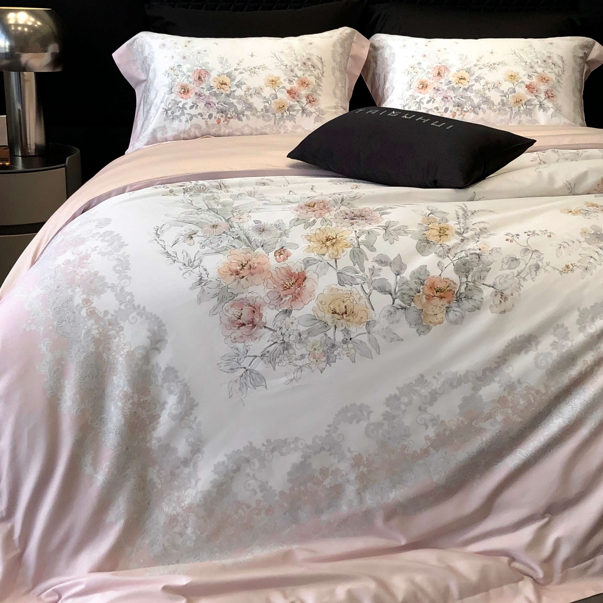 91家纺网 家纺一手货源 找家纺 2025新款高支高密长绒棉大版数码印花双拼系列四件套【券后不低于388】 一路繁花-粉色