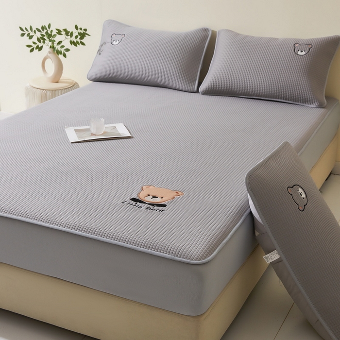 91家纺网 家纺一手货源 找家纺 （总）爱思凯家纺 2025新款【瑞宝熊】PE凉感床笠款冰豆豆软席凉席席子-场景一