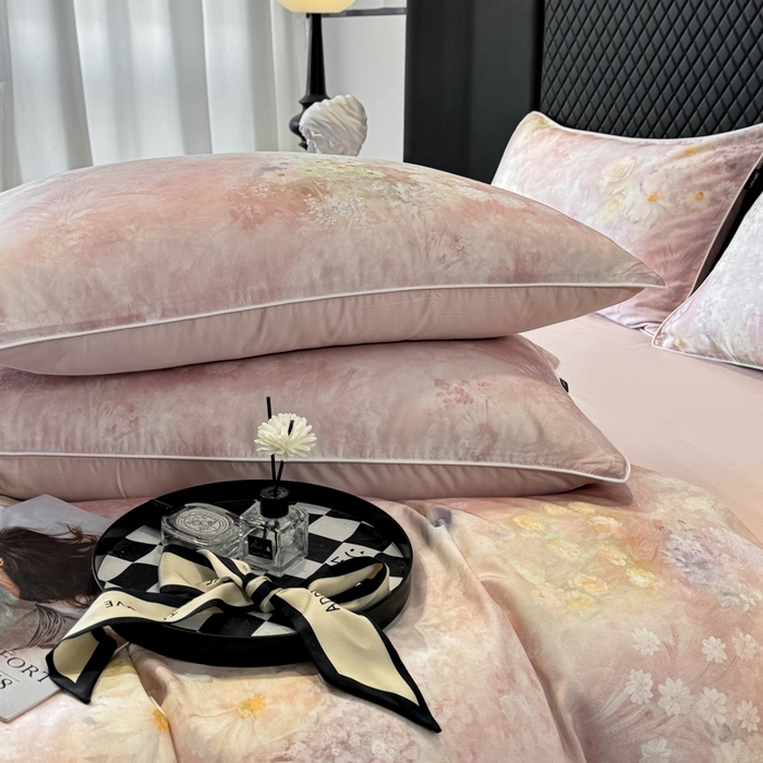 91家纺网 家纺一手货源 找家纺 洺兰家居 2025春夏新款100支莱赛尔天丝贡缎数码印花麻绳款四件套高端礼盒 漫野粉