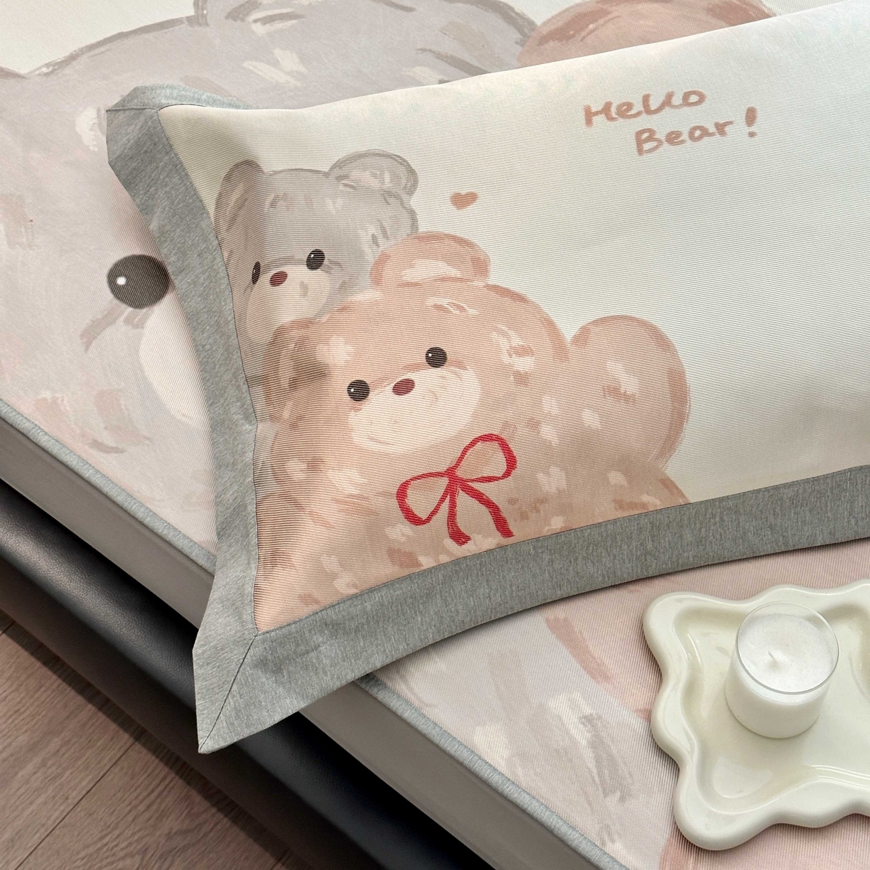 91家纺网 家纺一手货源 找家纺 JUICY 橘滋家纺 2025新款夏日高端轻奢数码冰丝奢简高级凉席床笠 大眼熊仔