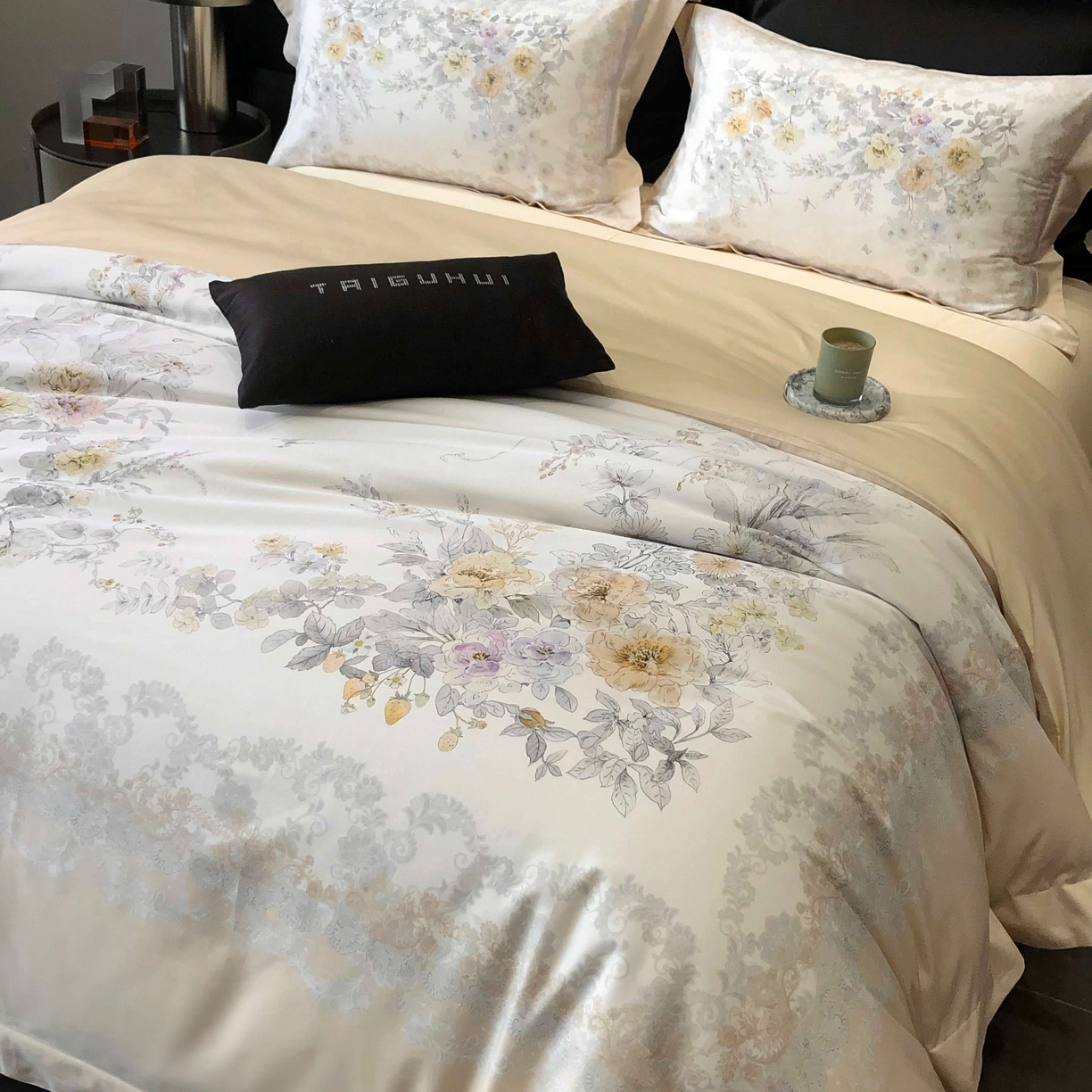 91家纺网 家纺一手货源 找家纺 2025新款高支高密长绒棉大版数码印花双拼系列四件套【券后不低于388】 一路繁花-米黄