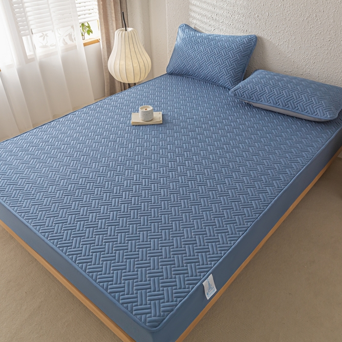 91家纺网 家纺一手货源 找家纺 欧邦 2025新款四季款纯色水洗棉夹棉床笠床垫保护罩-场景一 条格-宝蓝