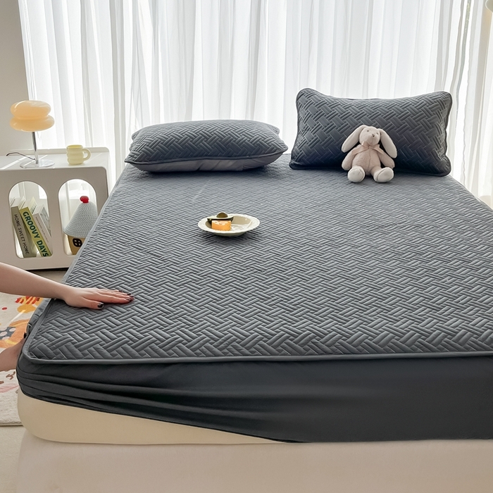 91家纺网 家纺一手货源 找家纺 欧邦 2025新款四季款纯色水洗棉夹棉床笠床垫保护罩-场景二 条格-深灰