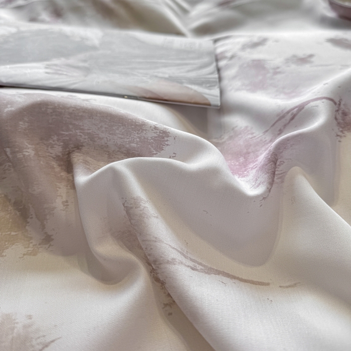 91家纺网 家纺一手货源 找家纺 芊寻家居 2025春夏新款50支莱赛尔天丝贡缎数码印花麻绳款四件套高端礼盒 魅影粉