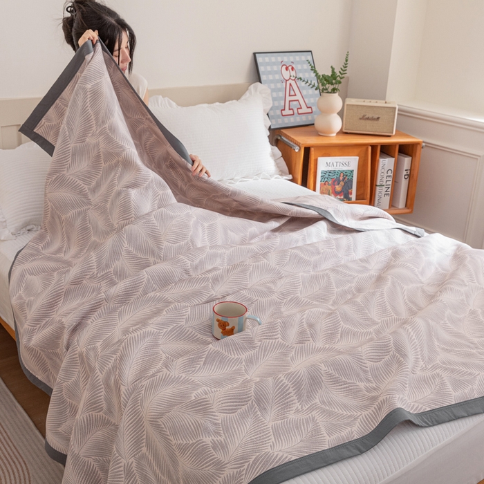 91家纺网 家纺一手货源 找家纺 2025新款A类纯棉针织三层纱提花多功能毯 灰色-暗香