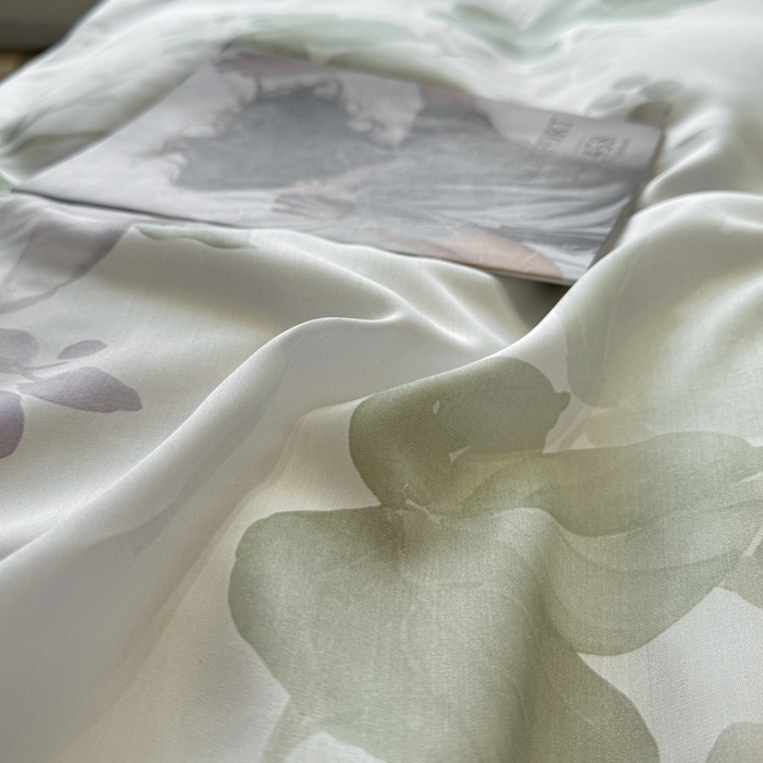 91家纺网 家纺一手货源 找家纺 芊寻家居 2025春夏新款50支莱赛尔天丝贡缎数码印花麻绳款四件套高端礼盒 翠影绿