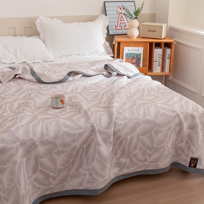 91家纺网 家纺一手货源 找家纺 2025新款A类纯棉针织三层纱提花多功能毯 灰色-暗香