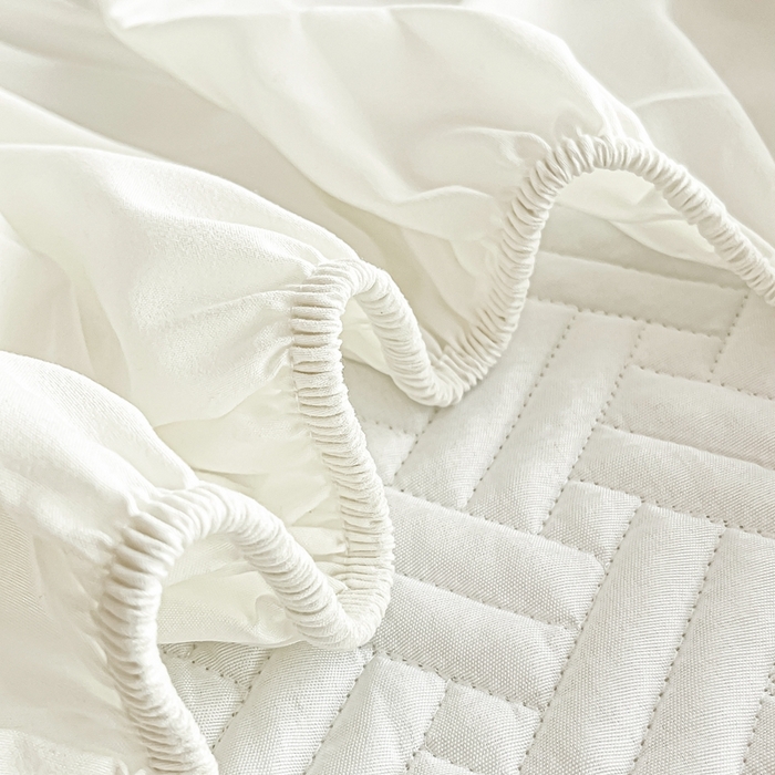 91家纺网 家纺一手货源 找家纺 欧邦 2025新款四季款纯色水洗棉夹棉床笠床垫保护罩-场景二 条格-白色