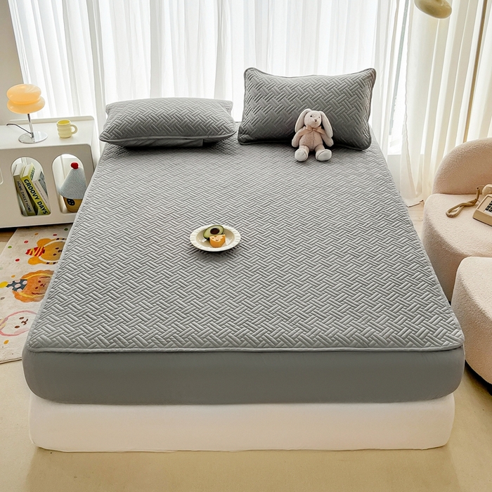 91家纺网 家纺一手货源 找家纺 欧邦 2025新款四季款纯色水洗棉夹棉床笠床垫保护罩-场景二 条格-浅灰