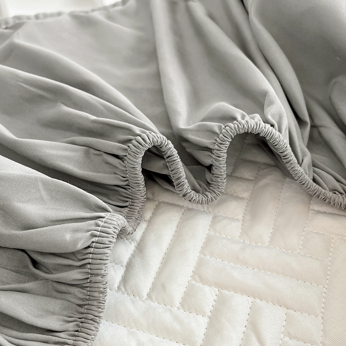 91家纺网 家纺一手货源 找家纺 欧邦 2025新款四季款纯色水洗棉夹棉床笠床垫保护罩-场景二 条格-浅灰