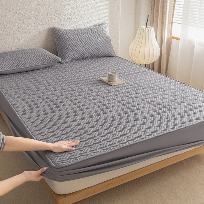 91家纺网 家纺一手货源 找家纺 欧邦 2025新款四季款纯色水洗棉夹棉床笠床垫保护罩-场景一 条格-中灰