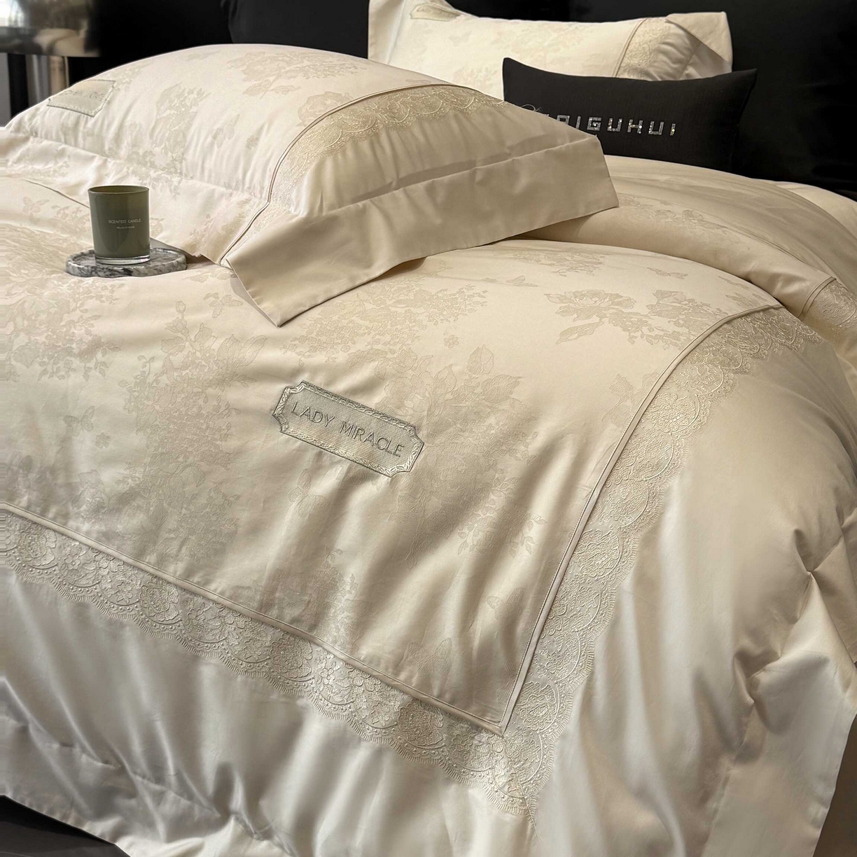 91家纺网 家纺一手货源 找家纺 太古汇家居 2025新款全棉提花绣花“伊莎贝拉”系列四件套 伊莎贝拉-米金色