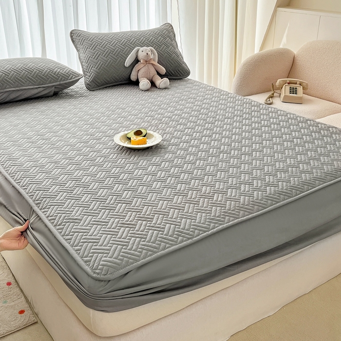 91家纺网 家纺一手货源 找家纺 欧邦 2025新款四季款纯色水洗棉夹棉床笠床垫保护罩-场景二 条格-浅灰