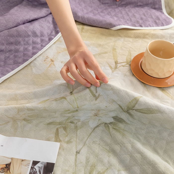 91家纺网 家纺一手货源 找家纺 乐家毛巾被（工厂自产自销） 2025新款A类全棉六层纱印花毛巾被 绿色茶花