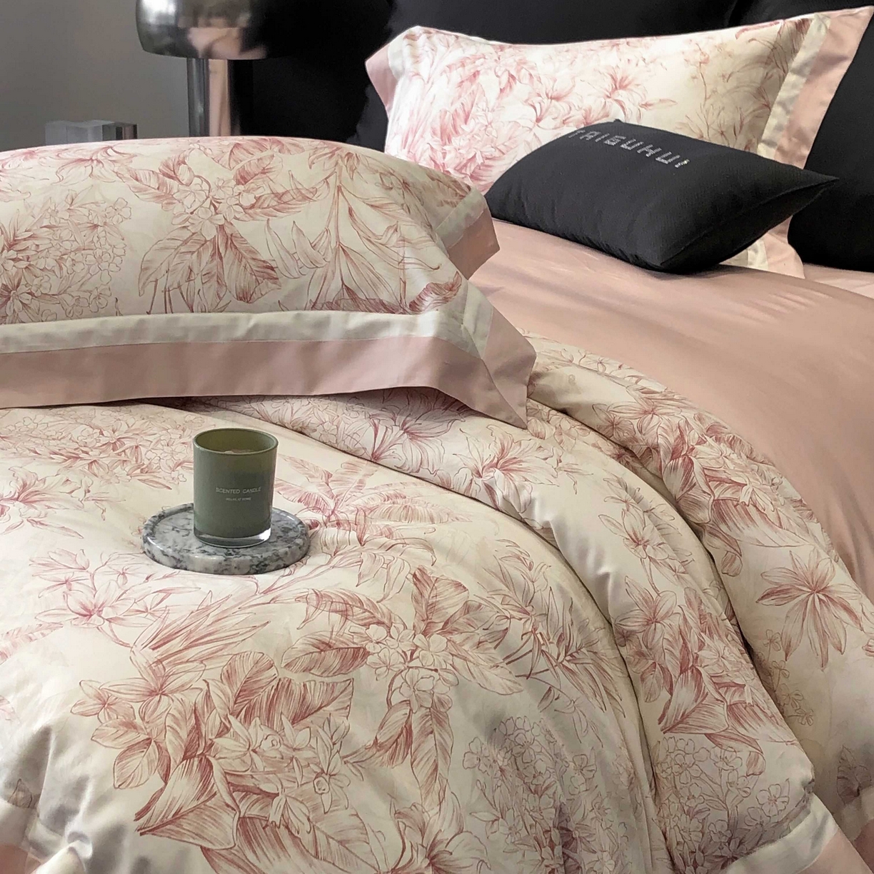 91家纺网 家纺一手货源 找家纺 2025新款高支高密长绒棉专版数码印花双拼系列四件套-卡梅伦【券后不低于378】 卡梅伦-粉