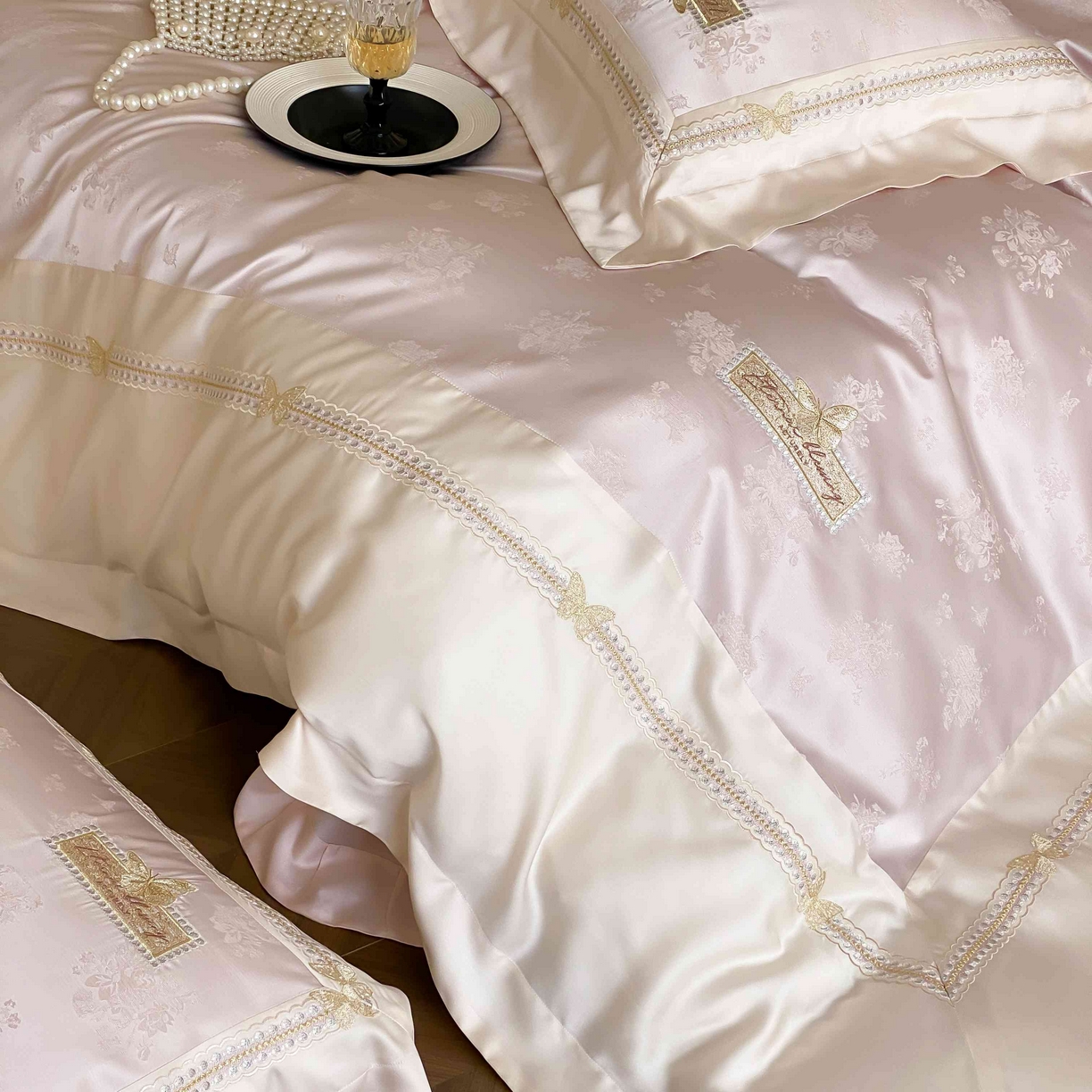 91家纺网 家纺一手货源 找家纺 太古汇家居 2025新款兰精天丝高精密提花-绣花“花间蝶影”系列  花间蝶影-粉色