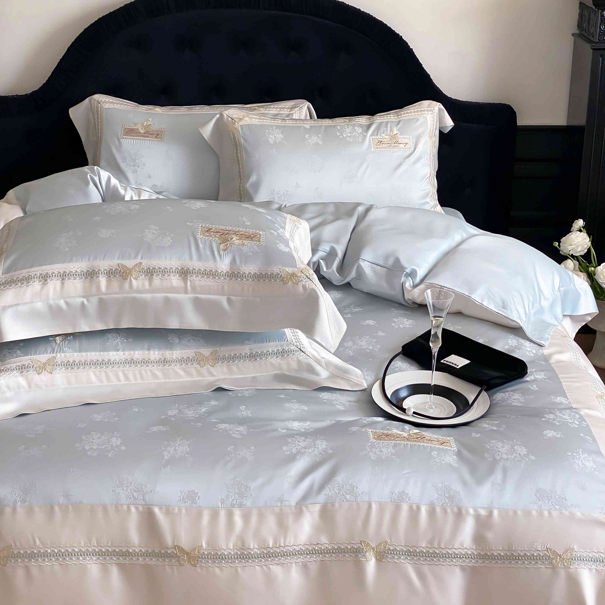 91家纺网 家纺一手货源 找家纺 太古汇家居 2025新款兰精天丝高精密提花-绣花“花间蝶影”系列  花间蝶影-蓝色