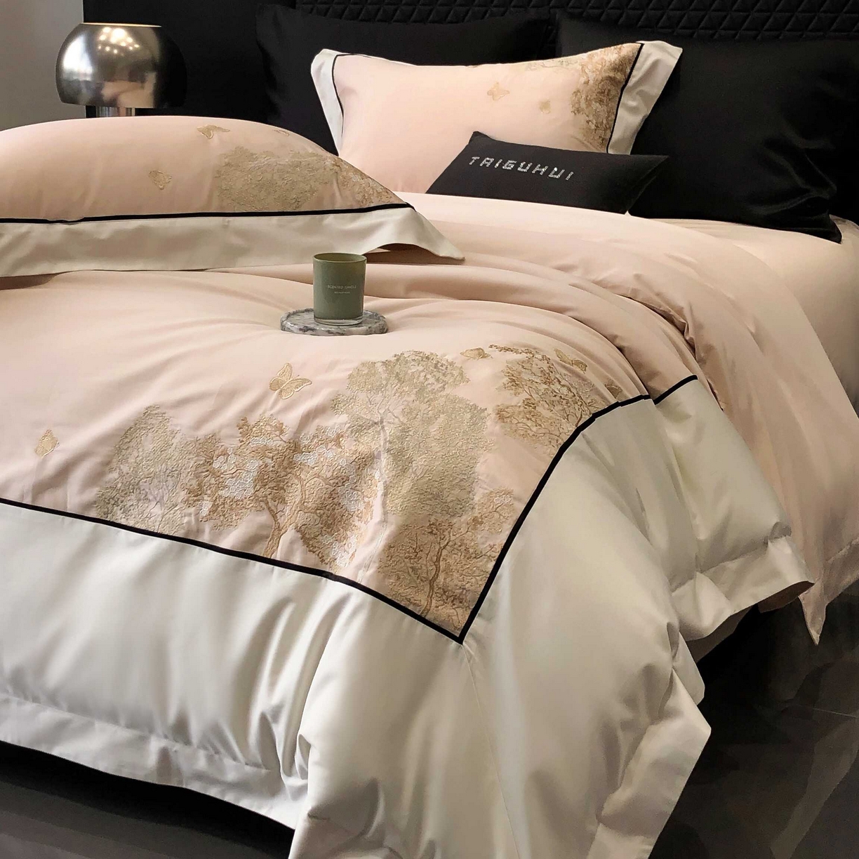 91家纺网 家纺一手货源 找家纺 太古汇家居 2025年长绒棉高定绣花四件套-“春日来信”系列 春日来信-冰梅粉