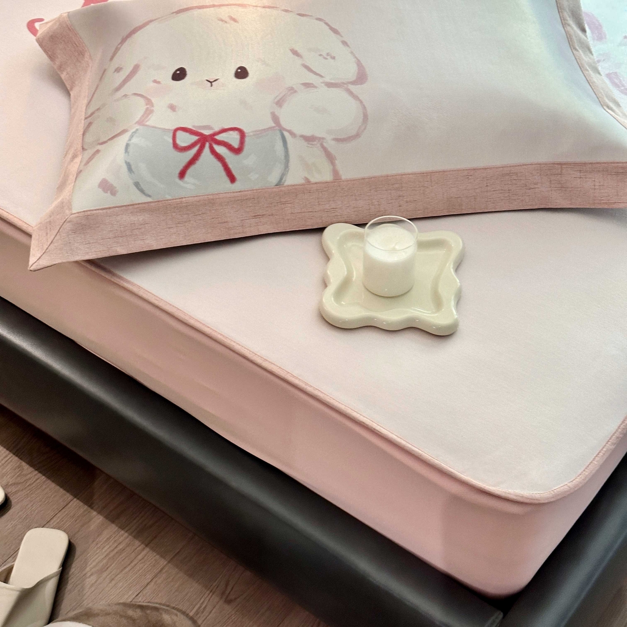 91家纺网 家纺一手货源 找家纺 JUICY 橘滋家纺 2025新款夏日高端轻奢数码冰丝奢简高级凉席床笠 叠叠乐园