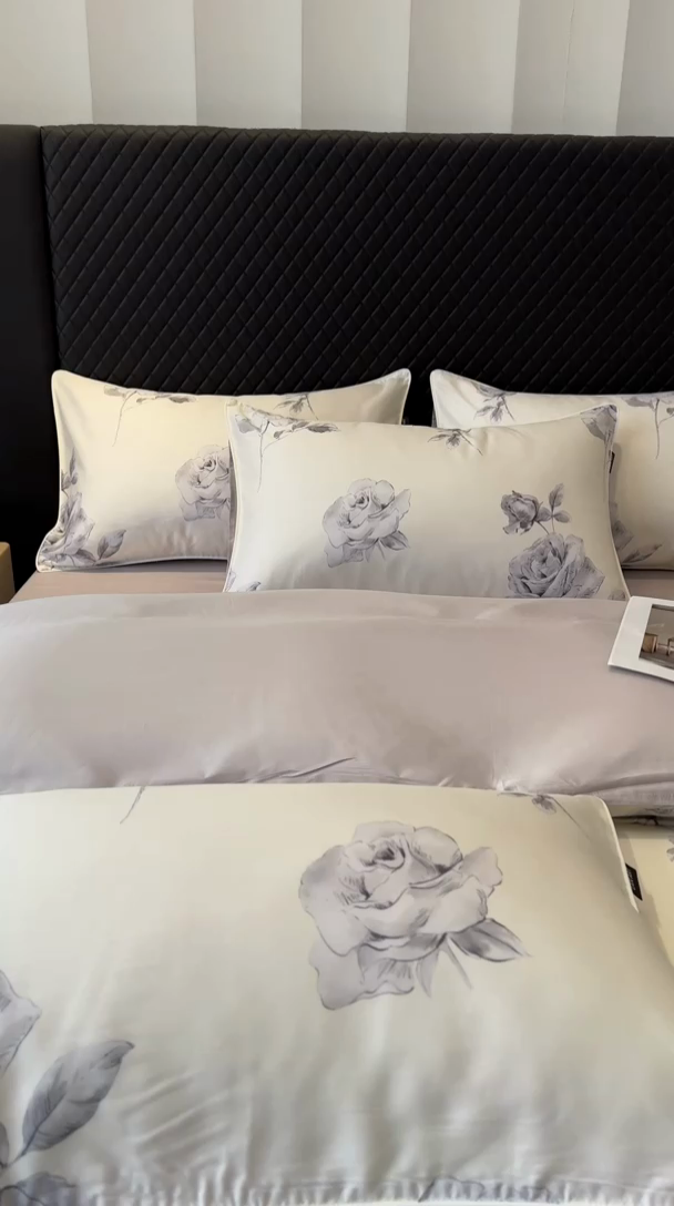 91家纺网 家纺一手货源 找家纺 芊寻家居 2025春夏新款50支莱赛尔天丝贡缎数码印花麻绳款四件套高端礼盒 瑰丽灰