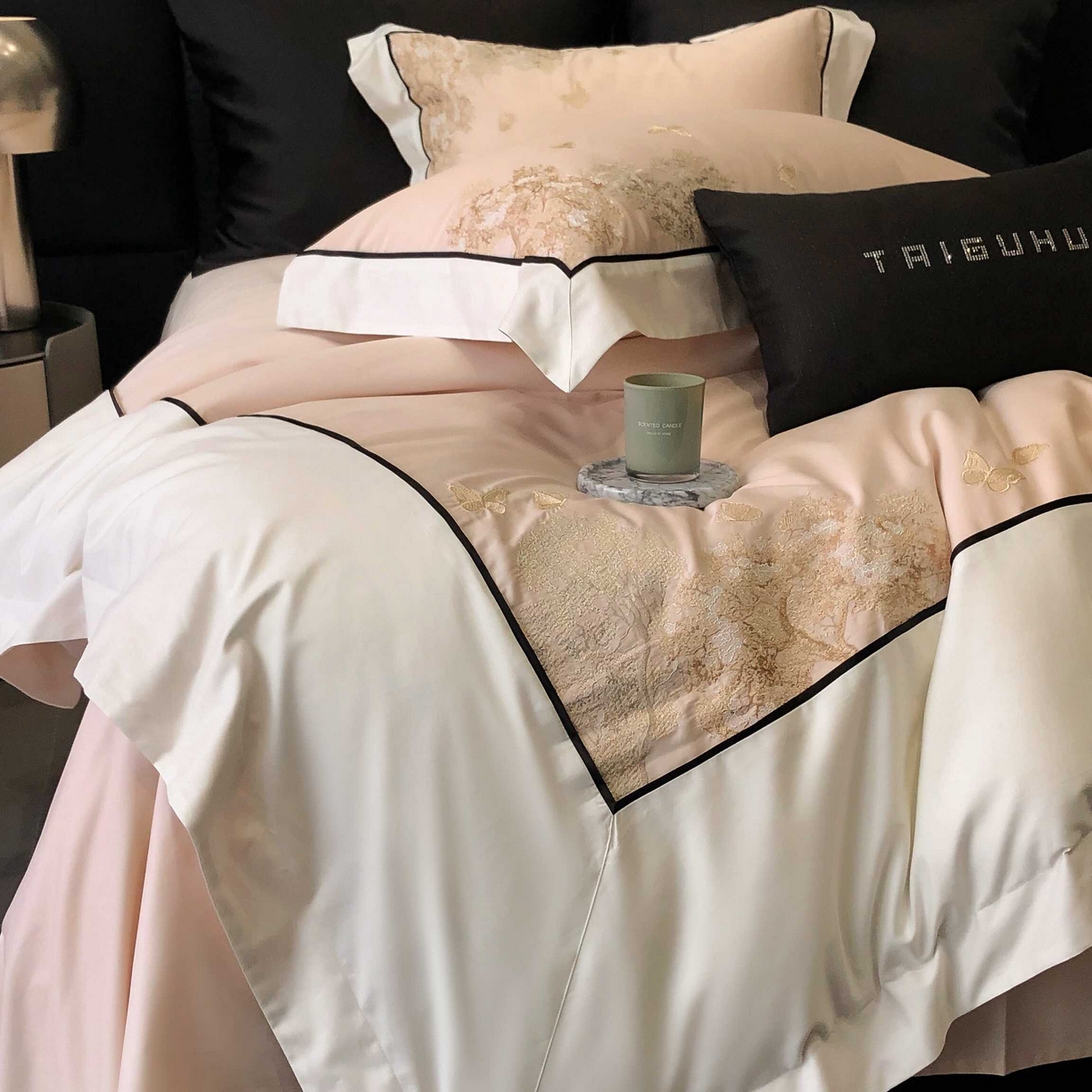 91家纺网 家纺一手货源 找家纺 太古汇家居 2025年长绒棉高定绣花四件套-“春日来信”系列 春日来信-冰梅粉