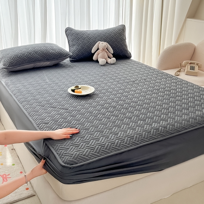 91家纺网 家纺一手货源 找家纺 欧邦 2025新款四季款纯色水洗棉夹棉床笠床垫保护罩-场景二 条格-深灰