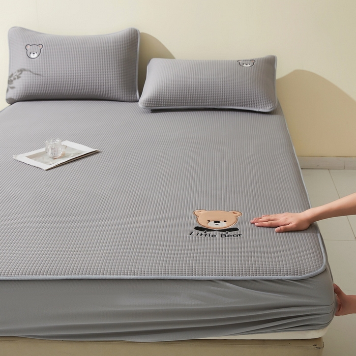 91家纺网 家纺一手货源 找家纺 （总）爱思凯家纺 2025新款【瑞宝熊】PE凉感床笠款冰豆豆软席凉席席子-场景一