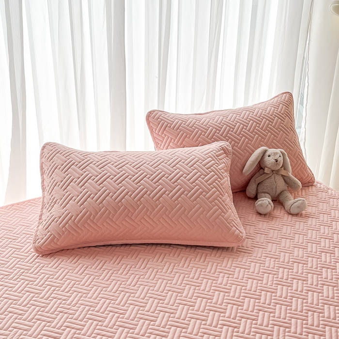 91家纺网 家纺一手货源 找家纺 欧邦 2025新款四季款纯色水洗棉夹棉床笠床垫保护罩-场景二 条格-粉玉